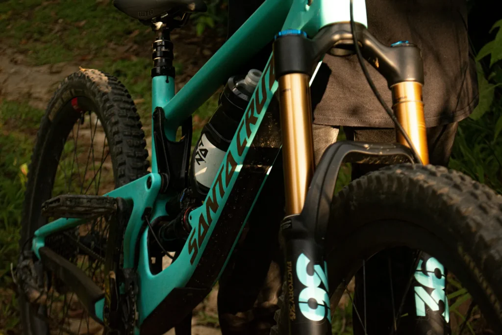 Dettaglio di una mountain bike biammortizzata