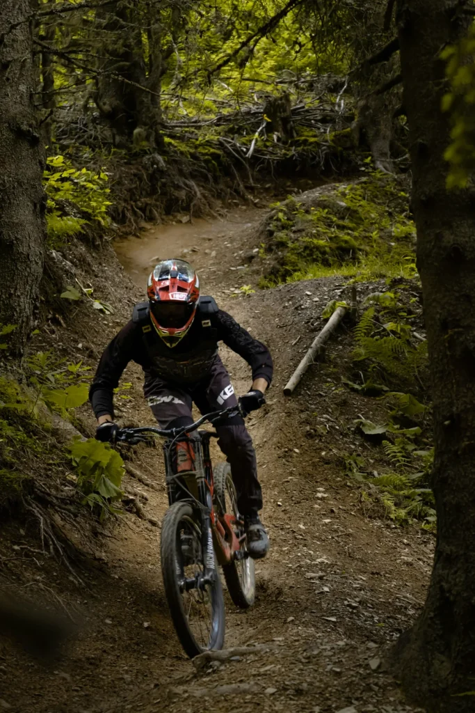 Rider su una discesa tecnica tra le rocce