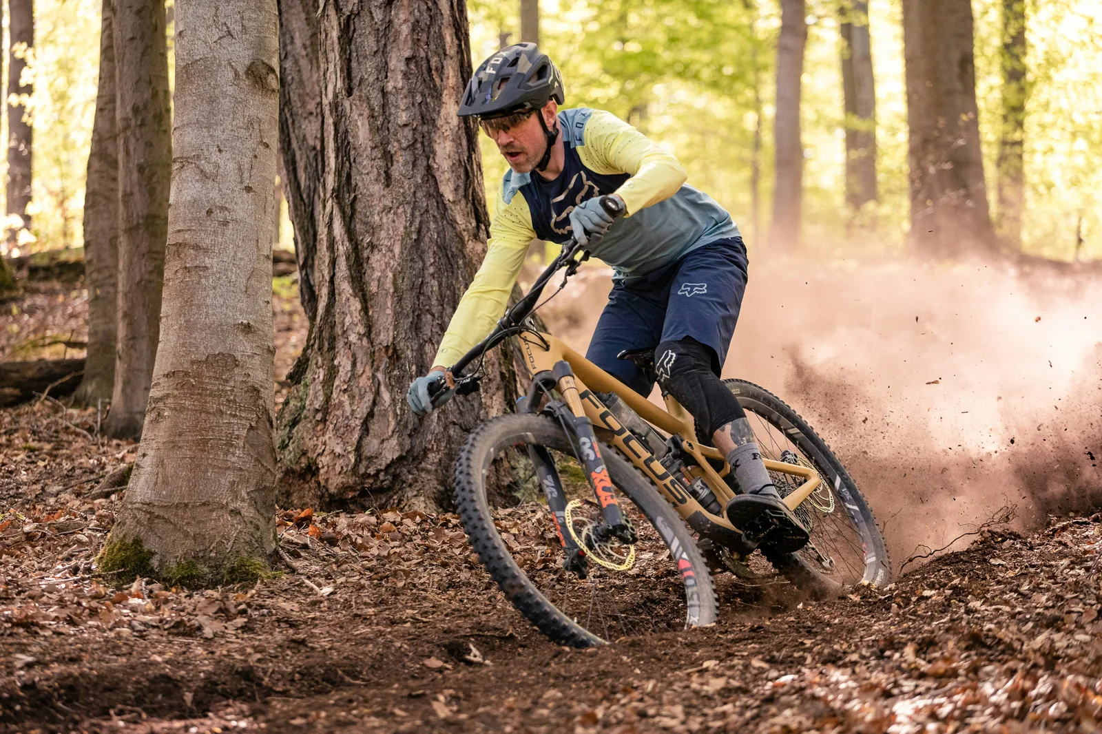 Rider in mountain bike sui sentieri della Val Nervia
