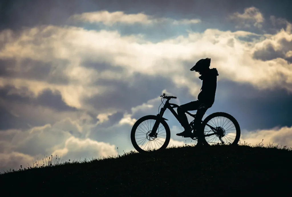 Rider in controluce su un crinale
