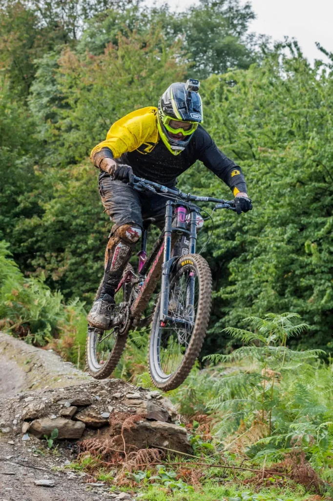 Rider in salto su un sentiero di bosco
