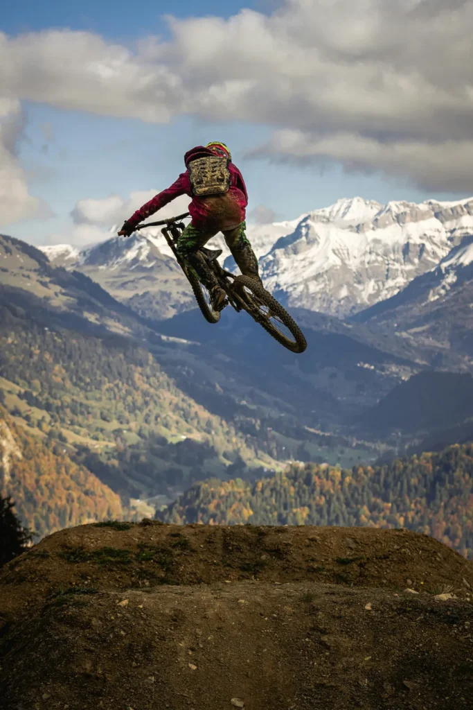 Rider in salto con le montagne sullo sfondo