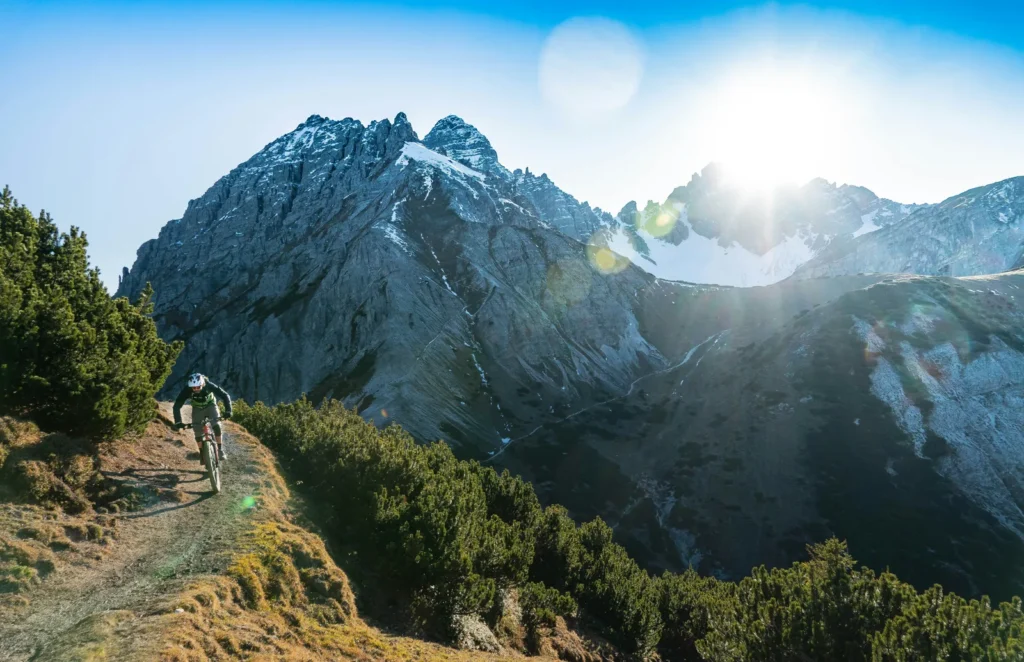 Rider su una strada bianca, uscita tranquilla